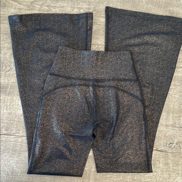 Beyond Yoga Black/gold shimmer Flared leggings - Picture 3 of 5